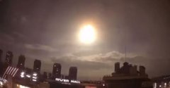 烏克蘭首都上空現(xiàn)巨大光球,烏官方稱是美國(guó)衛(wèi)星墜落？