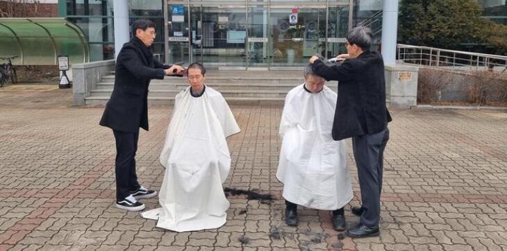 韓國醫學院教授削發抗議擴招