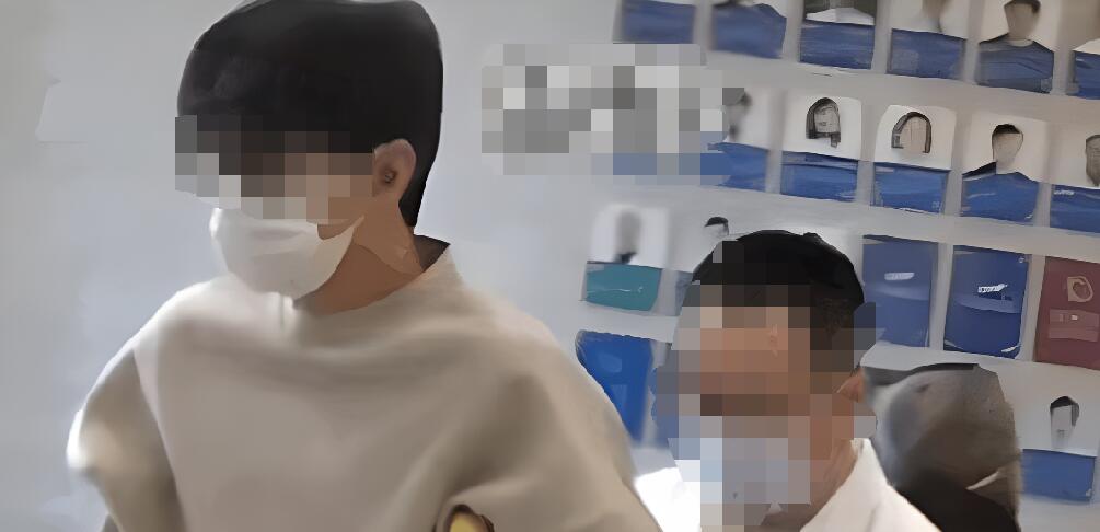 楊洋拄拐現身醫院